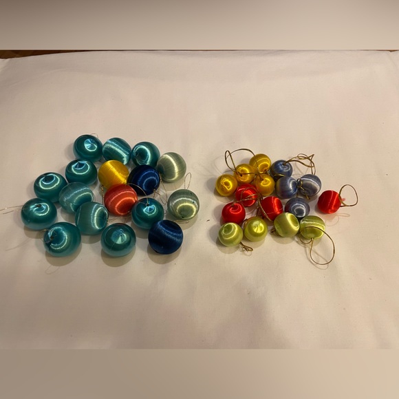 Mixed lot of 33 vintage thread ornaments-two sizes - Picture 1 of 11